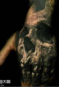 rankos kaukolės tatuiruotės modelis