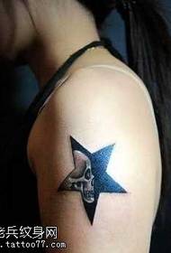 disegno del tatuaggio stella a cinque punte del cranio del braccio
