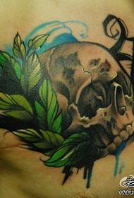 Popularny klasyczny wzór tatuażu czaszki z przodu i na piersi męskiej piersi