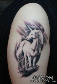Lengan pola tato unicorn sing apik