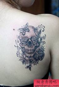 patrón de tatuaje blanco y negro hermoso espalda de niña