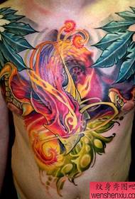 na piersi kolorowy wzór tatuażu feniksa