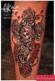un tatuaggio classico della gamba di un tatuaggio tatuaggio