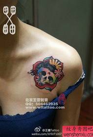 tatuazhe me ngjyra të njohura të vogla në shpatullat e vajzave