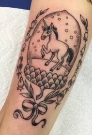 foto tatuaggio braccio unicorno nero