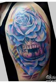 un model frumos și mișto de tatuaj trandafir viclean