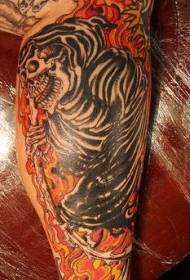 smrt lobanje noge in plamen barvni vzorec tatoo