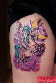 tatu di ragazza per un bellu mudellu di tatuaggi di unicorniu