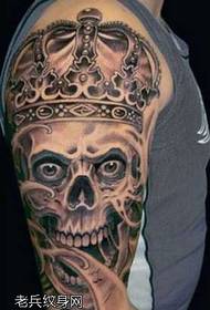 голема рака облечена во шема на тетоважа на черепот на черепот