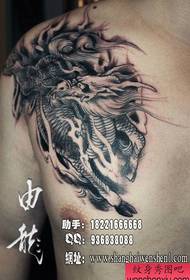 męska klatka piersiowa klasyczny popularny czarno-biały wzór tatuażu jednorożca