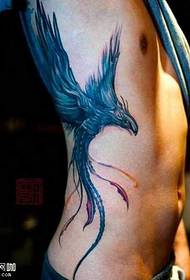 pola tato phoenix biru pinggang