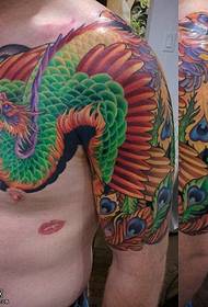 dicat corak tatu phoenix di bahu