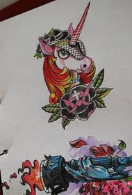 Photo manuscrite de tatouage de licorne et chandelier