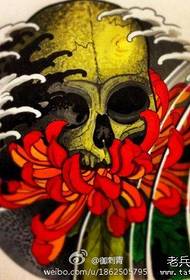 Un clásico y popular patrón de tatuaje de crisantemo de calavera