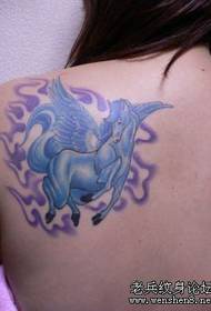 patrón de tatuaxe de ás de unicornio en cor de ombreiro de beleza