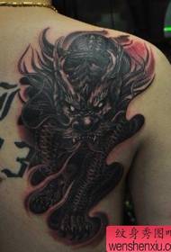 maschio spalle un modello di tatuaggio unicorno bestia
