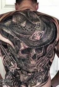 Pilns muguras dominējošais pirātu tetovējums
