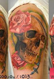 un modello di tatuaggio tatuaggio a colori europeo e americano squisitamente popolare