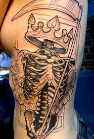 consigliato un'immagine sexy del tatuaggio della corona del cranio in vita laterale