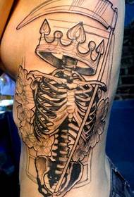 inirerekomenda ang isang sexy side waist skull crown tattoo na larawan