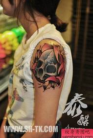 brazo popular hermoso cráneo tatuaje patrón