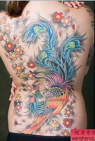 Scuola di tatuaggi: pienu di ritrattu di u tatuu di tatuaggi di fioritura di cirasa in fiore