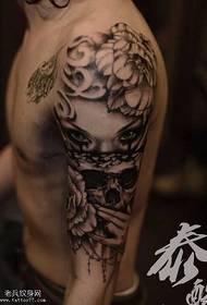 braço beleza flor e crânio tatuagem padrão