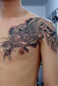 yon manto klasik pwatrin bèl dragon sou modèl tatoo zepòl dragon an