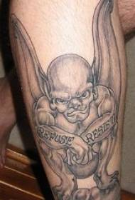 Gargoyle agus patrún tattoo dubh litreacha