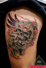 um padrão de tatuagem de tatuagem de cor europeia e americana legal
