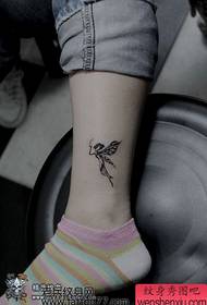 modeli i tatuazhit të këmbëve të një vajze totem për këmbët
