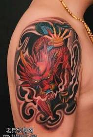 patrón de tatuaxe dominante de unicornio con lume de brazo
