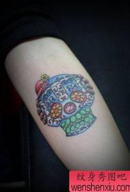 ramię dziewczyny popularny wzór tatuażu czaszki w stylu europejskim i amerykańskim