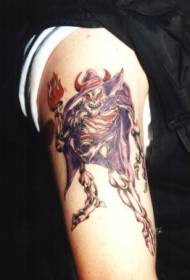 Arm Devil nosi vijolični plašč tatoo vzorca