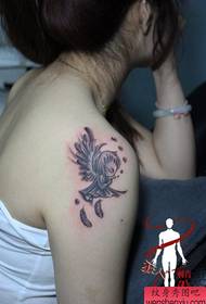 djevojka za ruku kavaijev mali uzorak tetovaža anđela