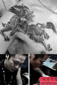მამრობითი წინა გულმკერდის to მხრის ზემოთ unicorn tattoo ნიმუში