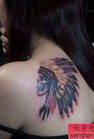Indijski uzorak tetovaže ženskog djeteta na ramenu