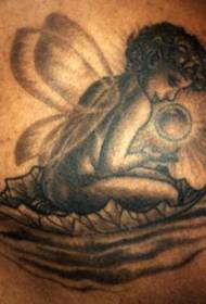 Crni uzorak tetovaže za leđa i čarobnu kuglu