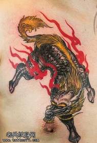 padrão de tatuagem de unicórnio de fogo no peito