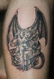 briesmonis tetovējums modelis uz pelēkās kastes uz kājas