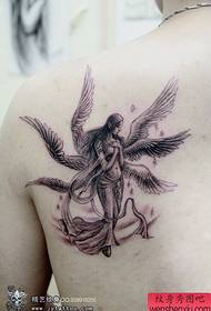 modello di tatuaggio classico esagramma spalla maschile