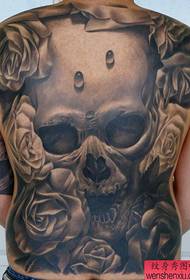 cráneo masculino de espalda completa con patrón de tatuaje de rosa