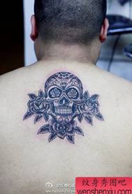 patró de tatuatge de cendra negra de moda popular a l'esquena negre