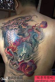 un modello di tatuaggio unicorno posteriore prepotente