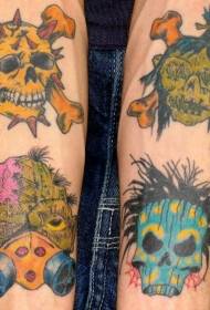 Armkleurige zombies en skull tattoo patroanen