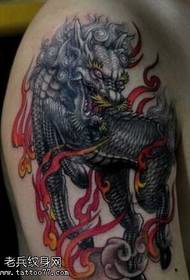 Klasszikus uralkodó vadállat egyszarvú tetoválás minta