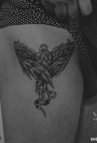 Motif de tatouage ange sur la cuisse