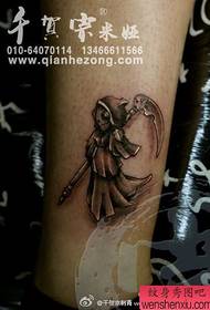 un confronto tra il modello di tatuaggio della morte di Q 151224 - semplice e bello 前 con il modello di tatuaggio floreale 151225 - Modello di tatuaggio di frassino nero che domina il braccio freddo