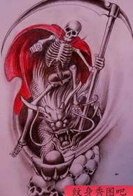 Model de tatuaj: modelul de tatuaj masculin frumos și dominator al norocului morții de tatuaj cu craniu dragon de moarte