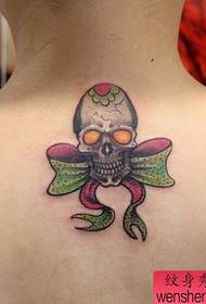 dekliška hrbtna majhna lobanja in lok Tattoo vzorec